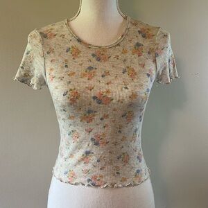 Cute! AE waffle knit t-shirt, lt gray with floral pattern, fluted edges, XS